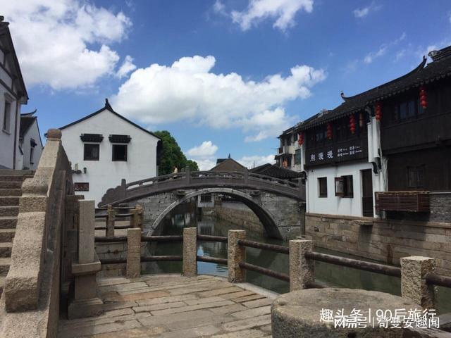 暑假总动员八年级语文人教答案，封面是沙雕游戏画面